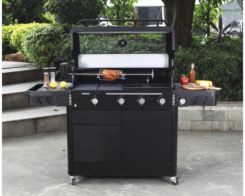 Schwarzer Gasgrill mit Drehspieß und Beilagen auf Ablagetischen im Garten.