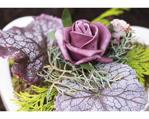 Dekorative Anordnung mit Rose, Blättern und Grünzeug