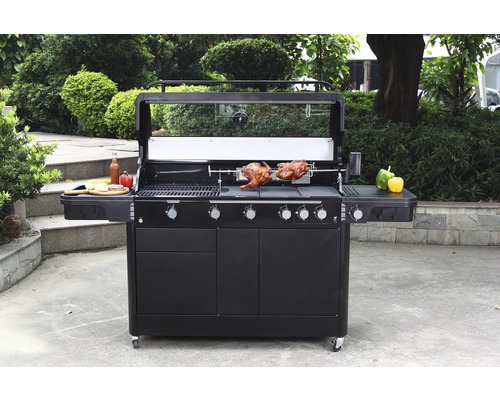 Grosser Grill mit Drehspiessfunktion, Grillgut und Ablageflächen im Aussenbereich