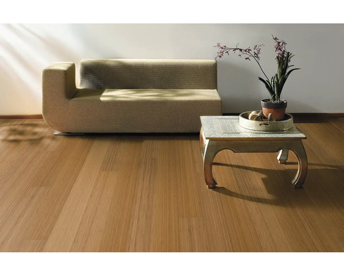 Wohnzimmer mit Bambusparkettboden, Sofa und Tisch