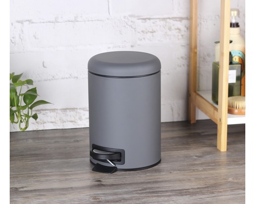 Grauer Tretmülleimer für das Badezimmer