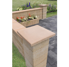 Gartenmauer aus Betonsteinen mit Abdeckung und Blumenkasten
