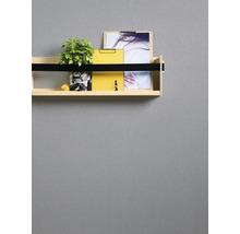 Wandregal mit Dekorationselementen an einer Wand