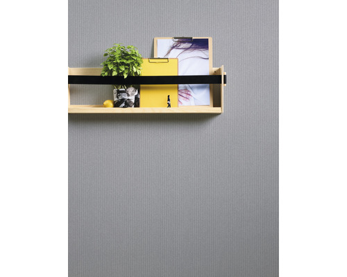 Wandregal mit Dekorationselementen an einer Wand