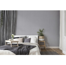 Helles Schlafzimmer mit Bett, Nachttisch und Dekoration