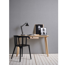 Arbeitszimmer mit Schreibtisch, Bürostuhl und Schreibtischlampe