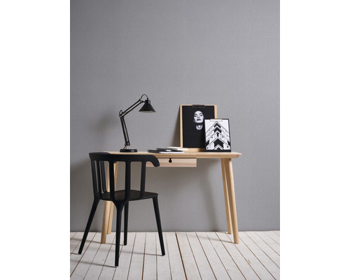 Arbeitszimmer mit Schreibtisch, Bürostuhl und Schreibtischlampe