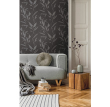 Wohnzimmer mit gemusterter Tapete, Sofa und Holztisch