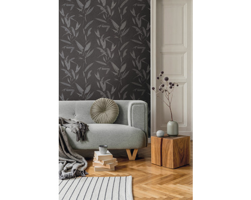 Wohnzimmer mit gemusterter Tapete, Sofa und Holztisch