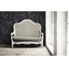Antikes Sofa vor floral gemusterter Tapete