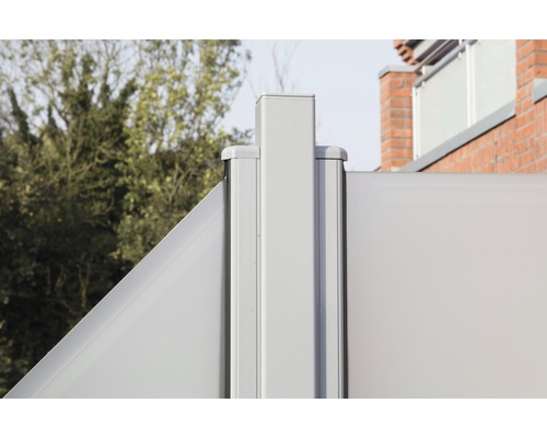 Detailansicht eines Windschutzzauns mit Aluminiumpfosten