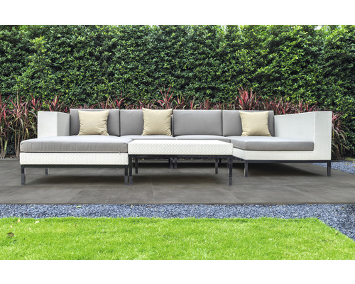 Gartenlounge-Set mit Tisch auf einer Terrasse
