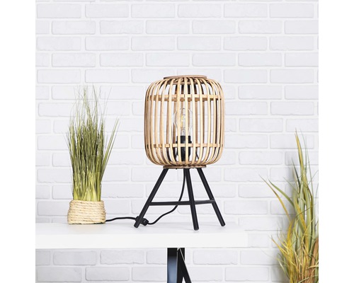 Tischleuchte 1-flammig HxØ 41x30 cm Woodrow natur/braun mit Schnurzwischenschalter Dekorative Tischleuchte aus Bambus mit schwarzem Metallfuß auf einem Tisch