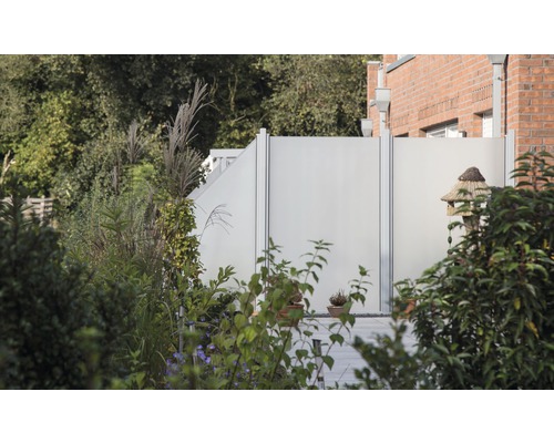 Gartenszene mit Sichtschutzzaun aus Aluminium