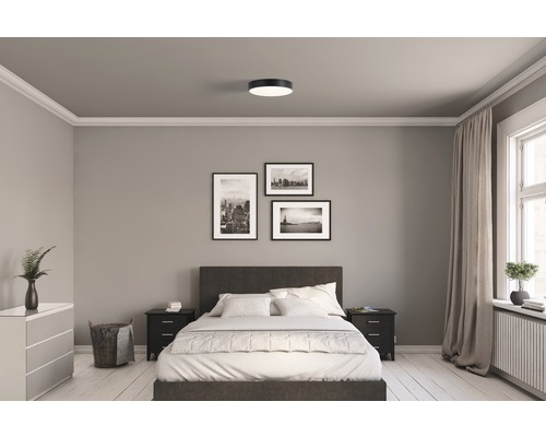 Schlafzimmer mit Bett, Nachttischen, Kommode und Deckenleuchte