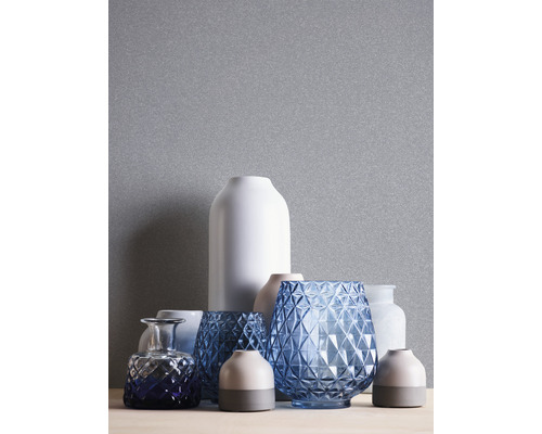 Dekorative Vasen aus Glas und Keramik in verschiedenen Formen und Größen.