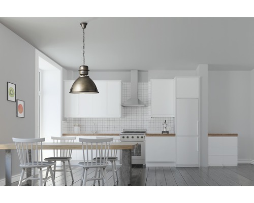 Helle Küche mit Esstisch und Pendelleuchte