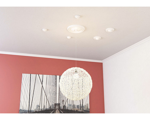 Raumansicht mit Deckenrosetten und Pendelleuchte