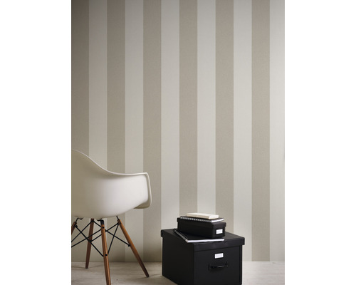 Raumansicht mit gestreifter Tapete, Stuhl und Aufbewahrungsboxen