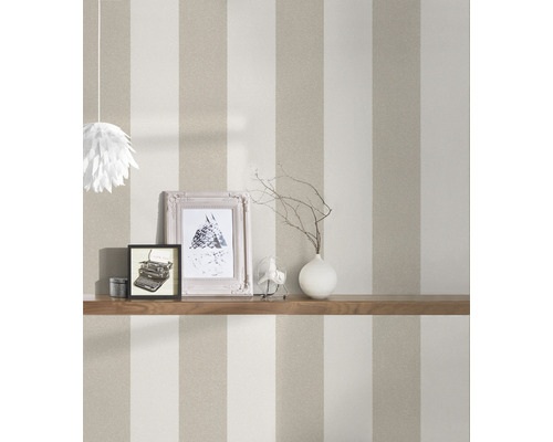 Raumansicht mit gestreifter Tapete, Regal und Dekorationsgegenständen