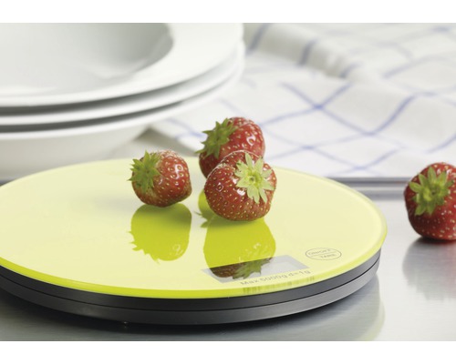 Digitale Küchenwaage mit Erdbeeren