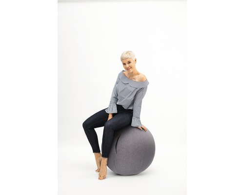 Frau sitzt auf einem Gymnastikball