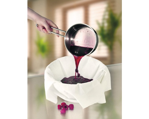 Konfitüre wird durch ein Tuch in ein Gefäß gegossen.