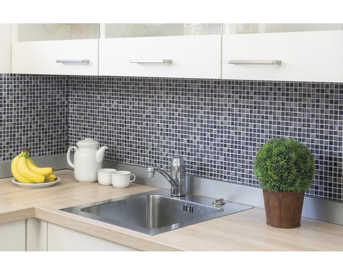 Küchenspüle mit Armatur, Mosaikfliesen und Dekoration