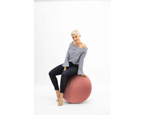 Frau sitzt auf einem Sitzball