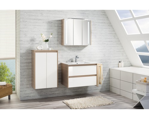 Badezimmer mit Waschtischunterschrank, Spiegelschrank mit Beleuchtung und Hochschrank