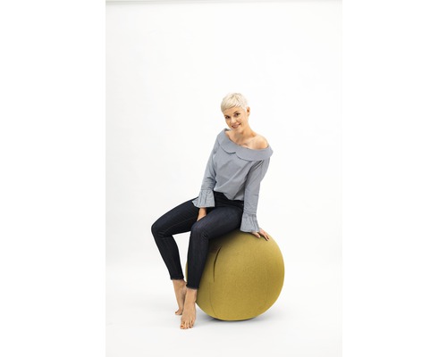 Frau sitzt auf einem Gymnastikball