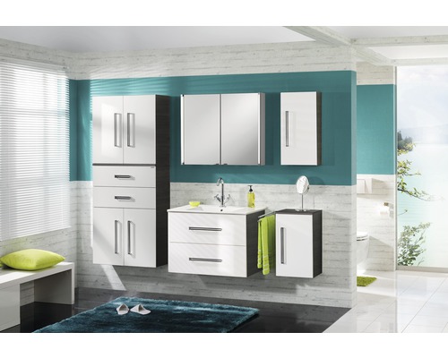 Badezimmer mit Waschtisch, Spiegelschrank und Hochschrank in hellem Design