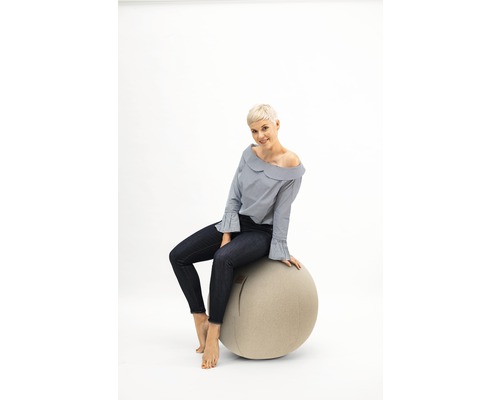 Frau sitzt auf einem Gymnastikball