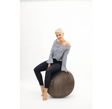 Frau sitzt auf einem Gymnastikball