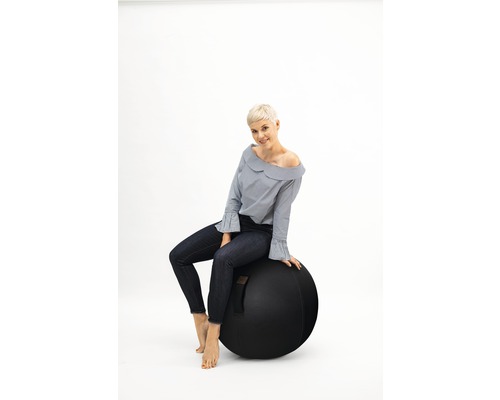 Frau sitzt auf einem Gymnastikball zur Verwendung im Büro