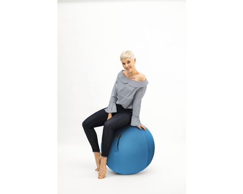 Frau sitzt auf einem blauen Gymnastikball