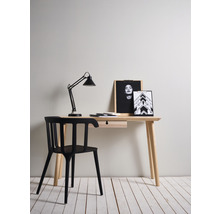 Schreibtisch mit Schreibtischlampe, Stuhl und Dekoration