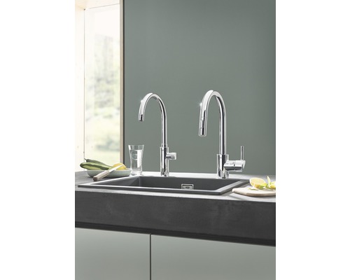 Küchenszene mit Spüle und zwei Armaturen