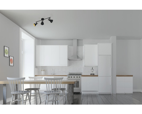 Moderne Küche mit Esstisch, Stühlen und Deckenleuchte