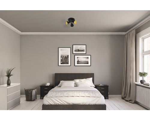Schlafzimmer mit Deckenspotleuchte mit drei Strahlern