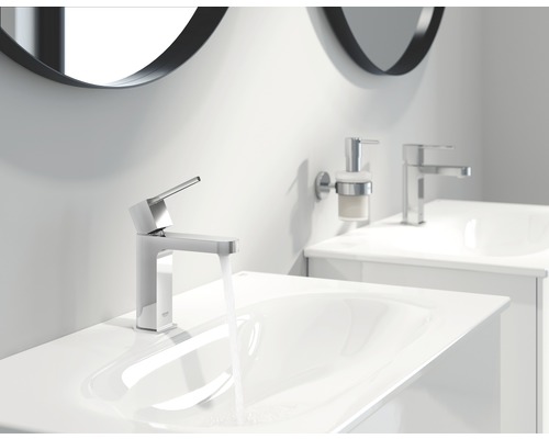Modernes Badezimmer mit Waschbecken, Armaturen und Spiegeln