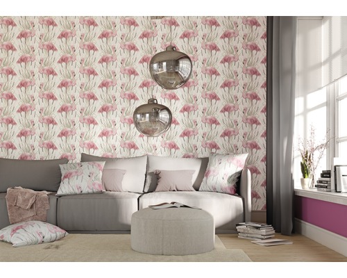 Wohnzimmer mit Sofa, Sessel und Tapete mit Flamingos