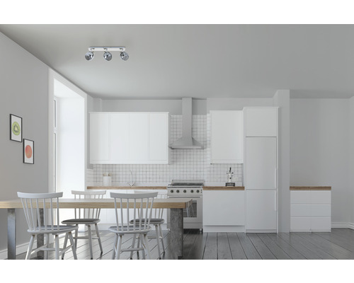 Heller Raum mit Küchenzeile, Esstisch und Deckenleuchte mit drei Strahlern.