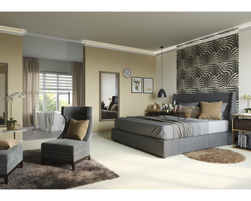 Schlafzimmer mit Bett, Sessel und Badewanne im Hintergrund