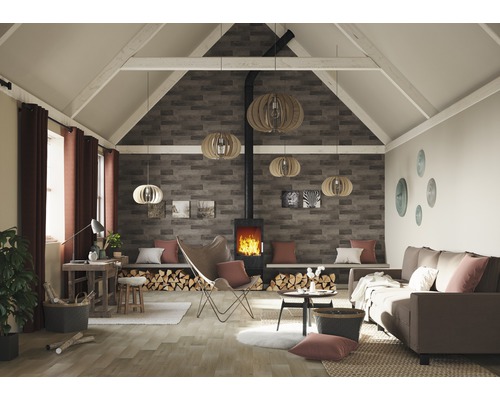 Wohnzimmer mit Kamin, Holz, Sitzmöbeln und Dekoration