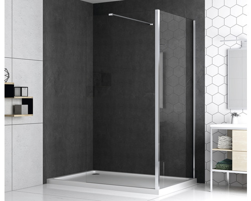 Begehbare Dusche mit Duschwanne in einem Badezimmer