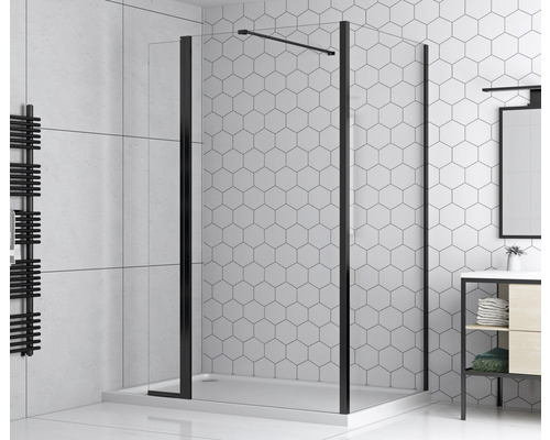 Begehbare Dusche mit schwarzem Rahmen im Badezimmer.