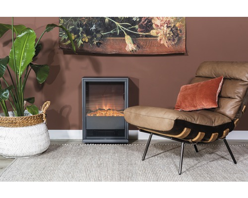 Wohnzimmer mit Elektrokamin, Sessel, Zimmerpflanze und Dekoration