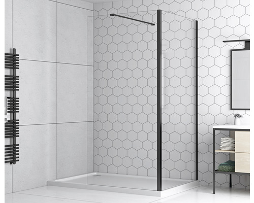 Badezimmer mit ebenerdiger Dusche, Duschwand, Heizkörper und Waschtisch