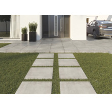 Gartenweg aus Betonplatten vor einem Wohnhaus mit Rasenfläche